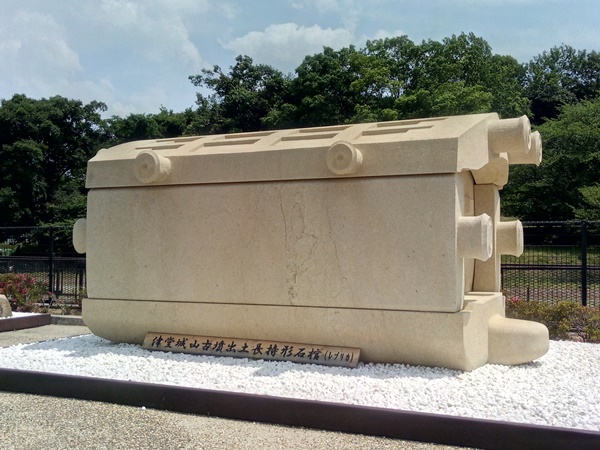 津堂城山古墳から出土した長持形石棺のレプリカ