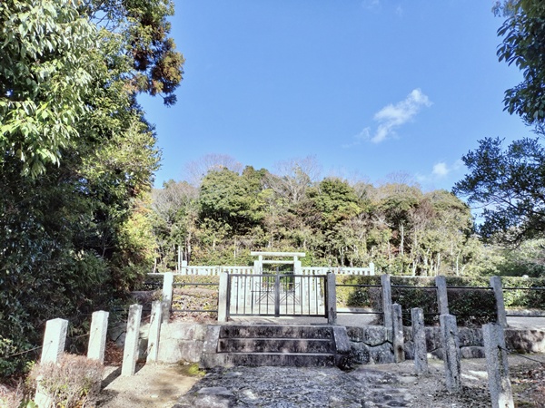 日岡陵(ひれ墓古墳)